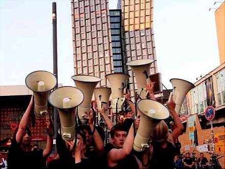 BEGRENZTE GESÄNGE. Konzert-Performance am Platz der leeren Versprechungen