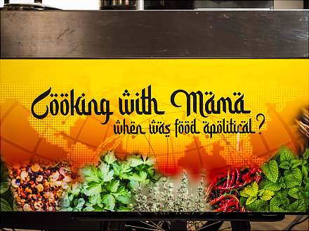 Cooking with Mama: Performance von Hiwa K mit Joanna Warsza & Anna Nowak