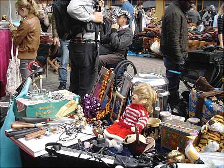 Flohmarkt an der Martinskirche in Rahlstedt