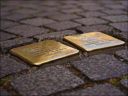 Grindel leuchtet. Gemeinsames Gedenken und Kerzen entzünden an den Stolpersteinen