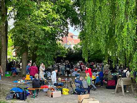 Kinderkleider- und Spielzeugmarkt im Herbst