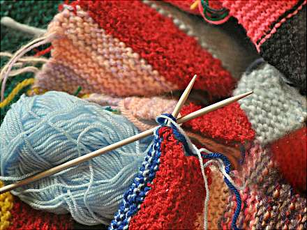 Komm stricken, komm schnacken. Handarbeit in der Bücherei