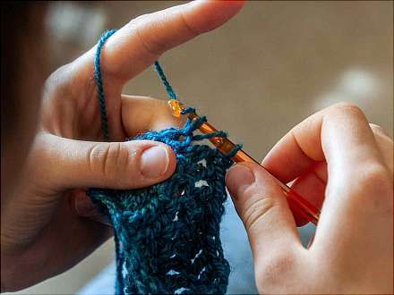 Komm Stricken, komm Schnacken. Handarbeit in der Bücherei