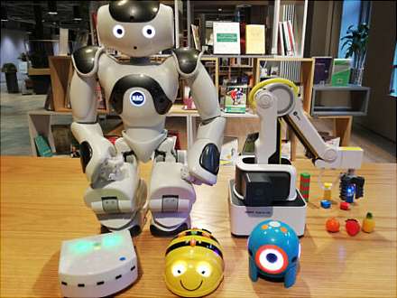 Roboter in der Bibliothek der Märchen